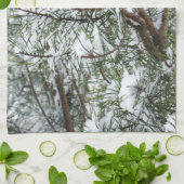 Snowy Pine Cone II Winterlandfotografie Handtuch (Gefaltet)