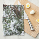 Snowy Pine Cone II Winterlandfotografie Handtuch (Viertel Falte)