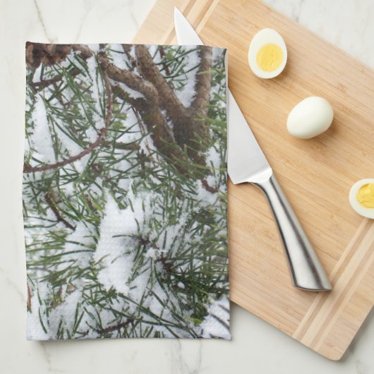 Snowy Pine Cone II Winterlandfotografie Handtuch (Viertel Falte)