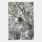 Snowy Pine Cone II Winterlandfotografie Handtuch (Vertikal)