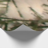 Snowy Pine Cone II Winterlandfotografie Holzposter (Ecke)