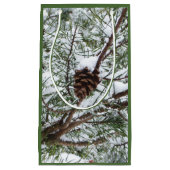 Snowy Pine Cone II Winterlandfotografie Kleine Geschenktüte (Vorderseite)