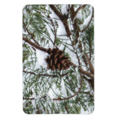 Snowy Pine Cone II Winterlandfotografie Magnet (Vertikal)