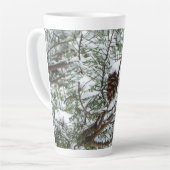 Snowy Pine Cone II Winterlandfotografie Milchtasse (Linke Ecke)