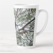 Snowy Pine Cone II Winterlandfotografie Milchtasse (Rechts)