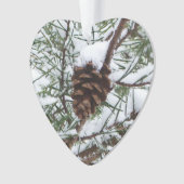 Snowy Pine Cone II Winterlandfotografie Ornament (Vorderseite)