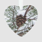 Snowy Pine Cone II Winterlandfotografie Ornament (Vorderseite)