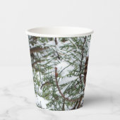 Snowy Pine Cone II Winterlandfotografie Pappbecher (Vorderseite)