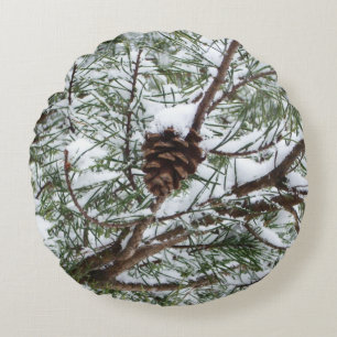 Snowy Pine Cone II Winterlandfotografie Rundes Kissen