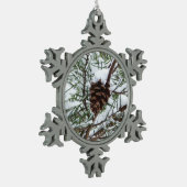 Snowy Pine Cone II Winterlandfotografie Schneeflocken Zinn-Ornament (Links)