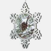 Snowy Pine Cone II Winterlandfotografie Schneeflocken Zinn-Ornament (Rechts)