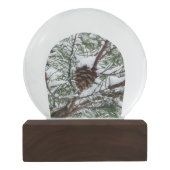 Snowy Pine Cone II Winterlandfotografie Schneekugel (Rückseite)