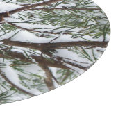 Snowy Pine Cone II Winterlandfotografie Schneidebrett (Ecke)