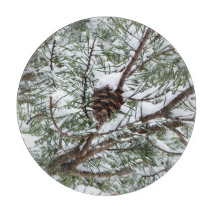 Snowy Pine Cone II Winterlandfotografie Schneidebrett