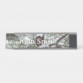 Snowy Pine Cone II Winterlandfotografie Schreibtischnamensplakette (Vorderseite )