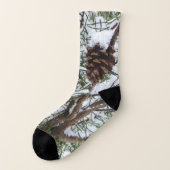 Snowy Pine Cone II Winterlandfotografie Socken (Links - Außen)