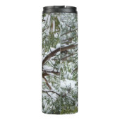 Snowy Pine Cone II Winterlandfotografie Thermosbecher (Rückseite)