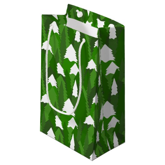 Snowy Pine Forest Kleine Geschenktüte (Vorderseite Schrägansicht)