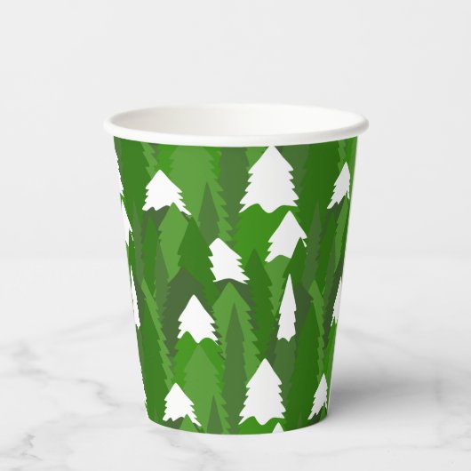 Snowy Pine Forest Pappbecher (Rückseite)