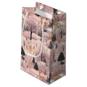 Snowy Pink Deer Forest Kleine Geschenktüte (Rückseite Schrägansicht)