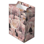Snowy Pink Deer Forest Mittlere Geschenktüte (Rückseite Schrägansicht)