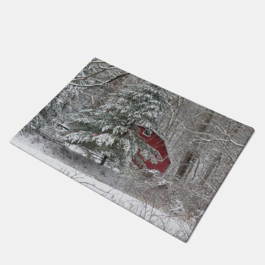 Snowy Red Barn Fußmatte (Schrägansicht)