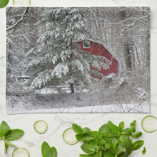 Snowy Red Barn Geschirrtuch (Gefaltet)