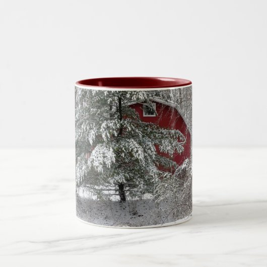 Snowy Red Barn Zweifarbige Tasse (Mittel)