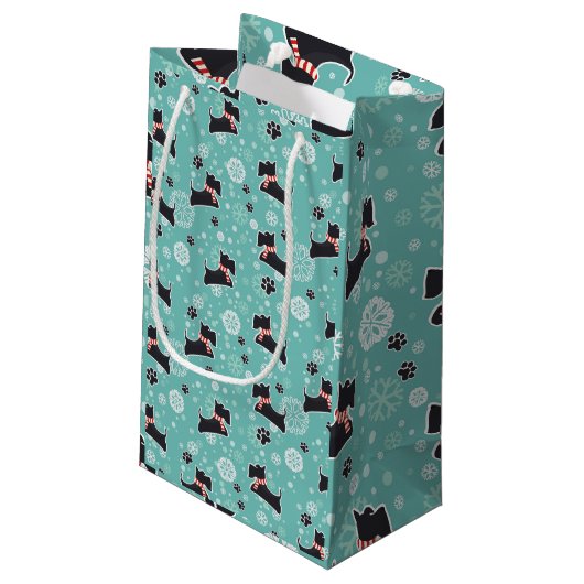 Snowy Scottie Dog Christmas Pattern Kleine Geschenktüte (Rückseite Schrägansicht)