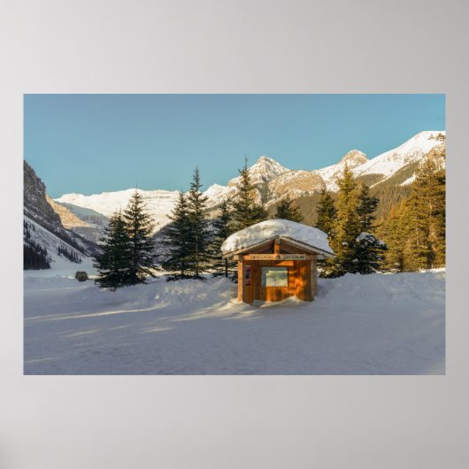 Snowy Serenity: Lake Louise und der majestätische Poster (Vorne)