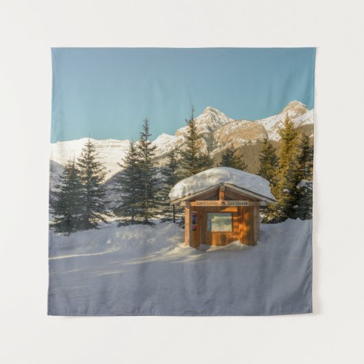 Snowy Serenity: Lake Louise und der majestätische Wandteppich (Vorderseite)