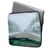 Snowy Swedish Road Trip Laptopschutzhülle (Vorderseite Links)