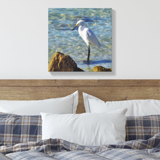 Snowy White Egret im Surf Leinwanddruck (Insitu (Schlafzimmer))