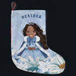 Snowy Winter African American Princess Kleiner Weihnachtsstrumpf<br><div class="desc">Dieser bezaubernde,  schneebedeckte Winterprinzessin Strumpf besticht durch eine junge afrikanische Prinzessin mit schwarzem Haar und einem blau-weißen Schneeflockenmantel und einem mit warmen Pelzen gesäumten Kap. Die Prinzessin ist von Poinsettien umgeben. Sie können mit dem Namen Ihrer Prinzessin personalisieren!</div>