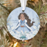 Snowy Winter African American Princess Ornament<br><div class="desc">Dieses bezaubernde Winterschneedekor der Prinzessin besticht durch eine hübsche junge afrikanische Prinzessin mit schwarzem Haar und einem blau-weißen Schneeflockenmantel und einem mit warmen Fellen gesäumten Kap. Die Prinzessin ist von Poinsettien umgeben. Sie können mit dem besonderen Namen der Prinzessin und dem Jahr personalisieren!</div>