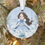 Snowy Winter Black Hair Princess Ornament<br><div class="desc">Dieses bezaubernde Winterschneedekor der Prinzessin besticht durch eine schöne junge Prinzessin mit schwarzem Haar und einem blau-weißen Schneeflocken und einem mit warmen Pelzen ausgekleideten Kap. Die Prinzessin ist von Poinsettien umgeben. Sie können mit dem besonderen Namen der Prinzessin und dem Jahr personalisieren!</div>
