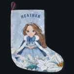 Snowy Winter Brünett Princess Kleiner Weihnachtsstrumpf<br><div class="desc">Dieser bezaubernde,  schneebedeckte Winterprinzessin-Strumpf besticht durch eine junge Prinzessin mit braunen Haaren,  die einen blauen und weißen Schneeflockenmantel und einen mit warmen Fellen gesäumten Kap trägt. Die Prinzessin ist von Poinsettien umgeben. Sie können mit dem Namen Ihrer Prinzessin personalisieren!</div>