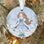 Snowy Winter Brünett Princess Ornament<br><div class="desc">Dieses bezaubernde Winterschneedekor der Prinzessin besticht durch eine schöne junge Prinzessin mit braunem Haar und einem blau-weißen Schneeflocken und einem mit warmen Pelzen gesäumten Kap. Die Prinzessin ist von Poinsettien umgeben. Sie können mit dem besonderen Namen der Prinzessin und dem Jahr personalisieren!</div>