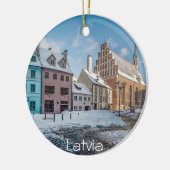 Snowy winter city centre in Riga, Lettland Keramik Ornament (Links)