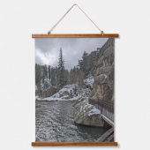 Snowy Winter Lake & Tree Landschaft Wandteppich Mit Holzrahmen (Vorderseite)