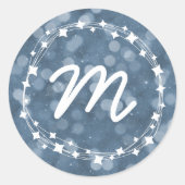 Snowy Winter Night Bokeh Holiday Monogram Runder Aufkleber (Vorderseite)