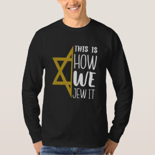 So feiern wir es jüdisch Jüdischer Feiertag Chanuk T-Shirt