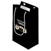 So Roll Funny Sushi Roll Pun Dark BG Kleine Geschenktüte (Vorderseite Schrägansicht)