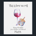 So Roll Hanukkah Funny Geschenkweine Weinetikett<br><div class="desc">Dieses Design wurde mithilfe von digitaler Kunst erstellt und kann in dem Bereich personalisiert sein, der zur Verfügung gestellt wird, oder indem Sie den Klick wählen, um weitere Optionen anzupassen und den Namen, die Initialen oder die Wörter zu ändern. Sie können auch die Textfarbe und den Textstil ändern oder den...</div>