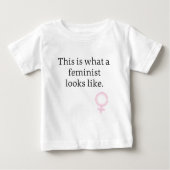 So sieht ein Feminist aus. Baby T-shirt (Vorderseite)