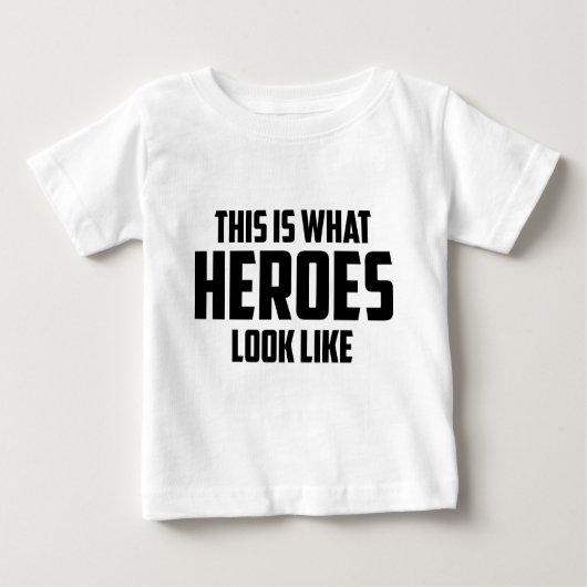 So sieht HEROES aus Baby T-shirt (Vorderseite)