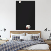 So skalieren Sie Pluto & Charon Leinwanddruck (Insitu (Schlafzimmer))