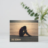 SO SORRY - ein trauriges Mädchen Postkarte (Stehend Vorderseite)