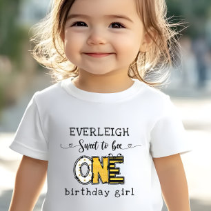 So süß, ein blumiger 1. Geburtstag zu sein Kleinkind T-shirt