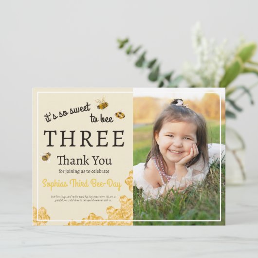 So Sweet To Bee Three 3rd Birthday Honey Bee Photo Dankeskarte (Stehend Vorderseite)